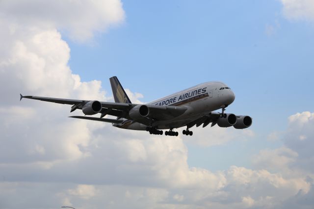 Airbus A380-800 (9V-SKT)