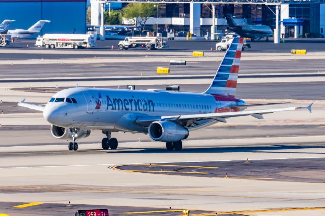 Airbus A320 (N673AW) - An American Airlines A320 taking off from PHX on 2/10/23 during the Super Bowl rush. Taken with a Canon R7 and Canon EF 100-400 II L lens.