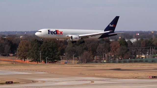 BOEING 767-300 (N143FE) - "Ayda" on final to 18R.