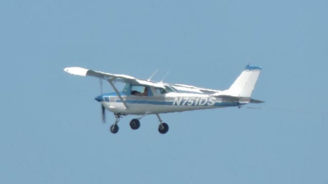 Cessna Commuter (N751DS) - A 1965 Cessna 150F prop being used for towing a banner up the Jersey coast by Monmouth County in the summer of 2017.