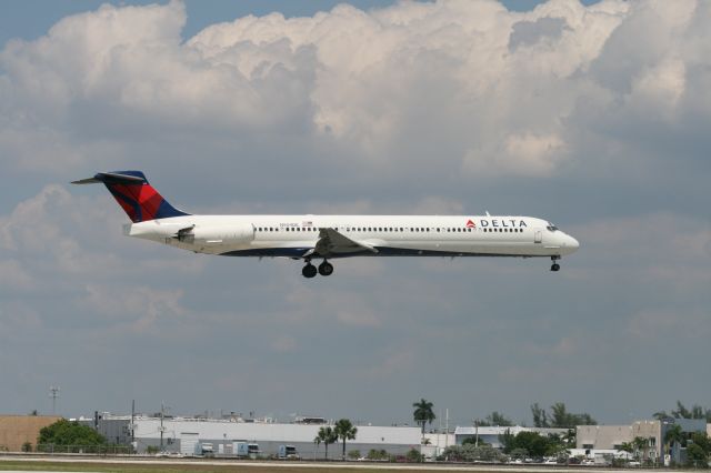 McDonnell Douglas MD-88 (N909DE)