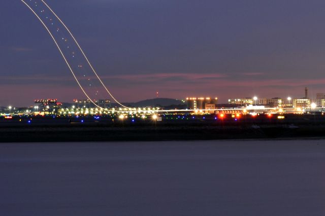 Boeing 737-800 — - An Alaska 737-800 departing 22R in the waning light.