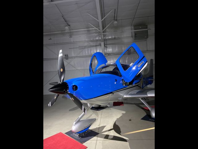 Cirrus SR-22 (N718AJ)