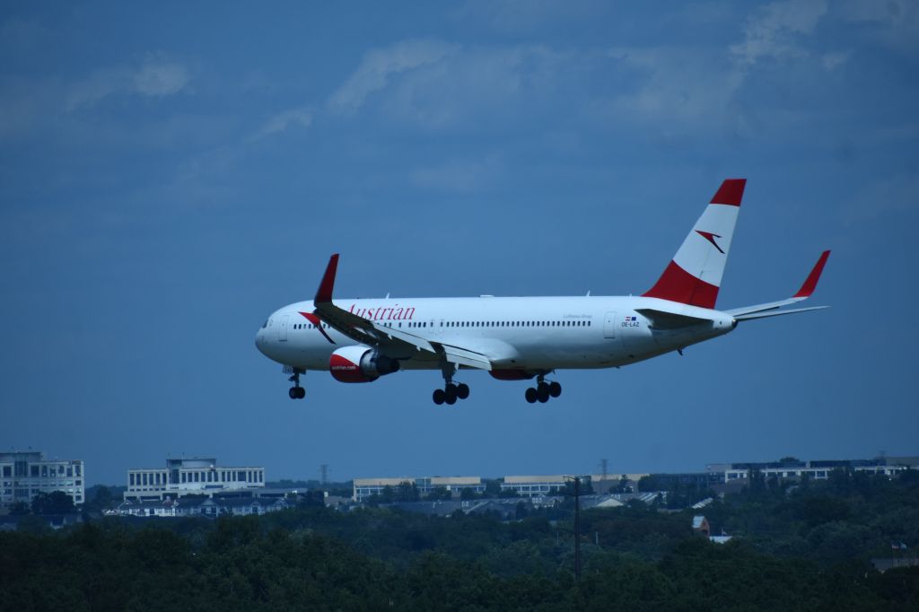BOEING 767-300 (OE-LAZ)