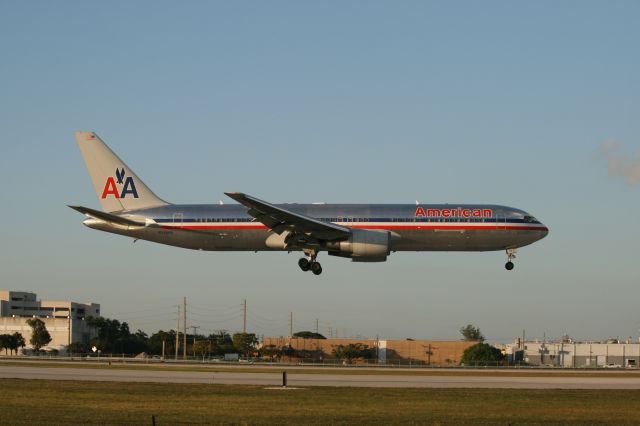 BOEING 767-300 (N346AN)