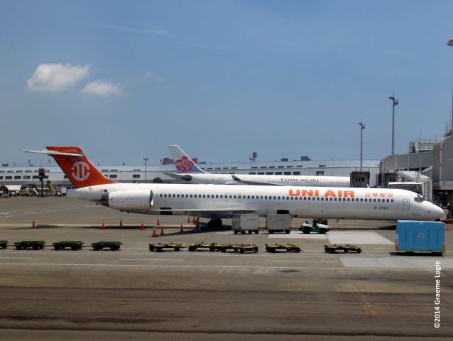 McDonnell Douglas MD-90 (B-17921)