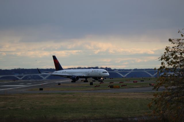 Boeing 757-200 (N549US) - Delta 757-200 taxiing to the gate at DCA.