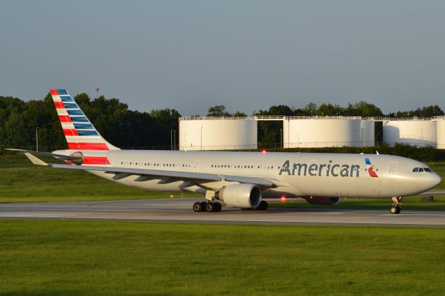 Airbus A330-300 (N276AY) - Runway 18C - 8/25/16