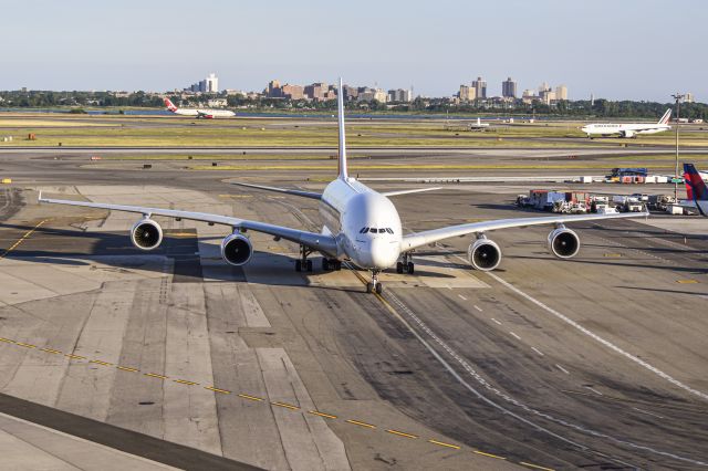 Airbus A380-800 (A6-EEY)