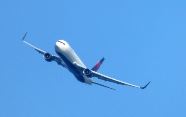 BOEING 767-300 (N191DN) - Shown here is a Delta Boeing 767-300 a few minutes until landing in New York in the Spring of 2017.