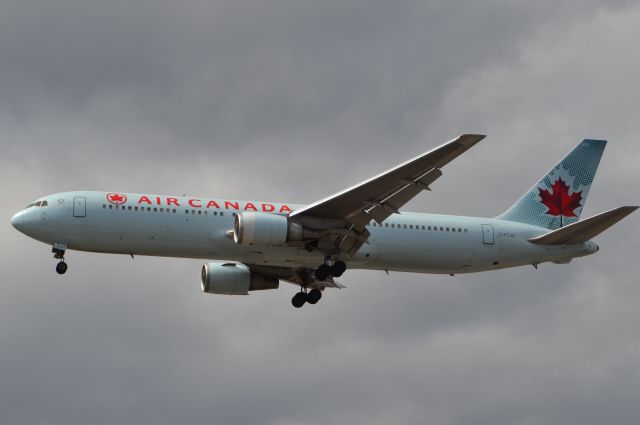 BOEING 767-300 (C-FCAF) - Runway 24L arrival