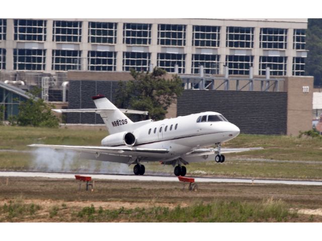 Hawker 800 (N882QS) - Perfect landing under crosswind conditions!