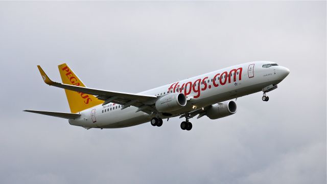 Boeing 737-800 (TC-AIS) - BOE981 flies a missed approach over runway 16R on 12/8/11.