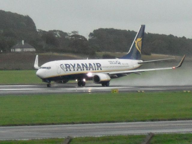 Boeing 737-800 (EI-DAO) - Taking off 31