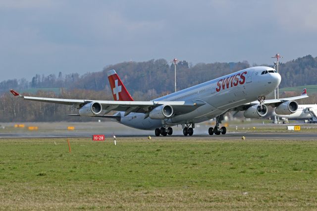 Airbus A340-300 (HB-JMA)