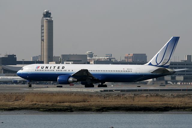 N662UA — - United 767 taxis to runway 22R for departure. Photo taken on March 14, 2009