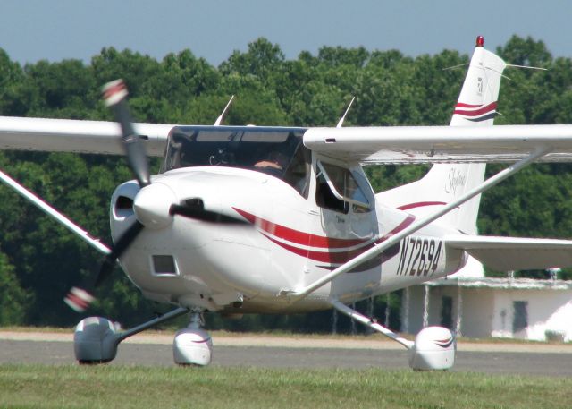 Cessna Skylane (N72694) - Taxiing to runway 14 at the Shreveport Downtown airport.