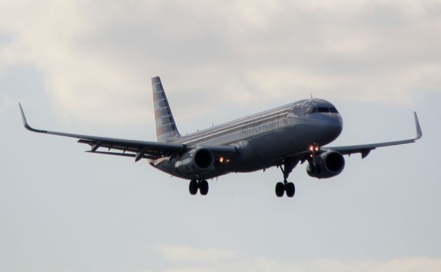 Airbus A321 (N141NN)