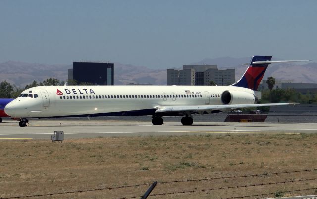 McDonnell Douglas MD-90 (N931DN)