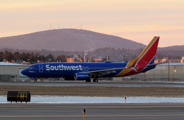 Boeing 737-800 (N8642E) - Heart One taxiing to the gate at MHT