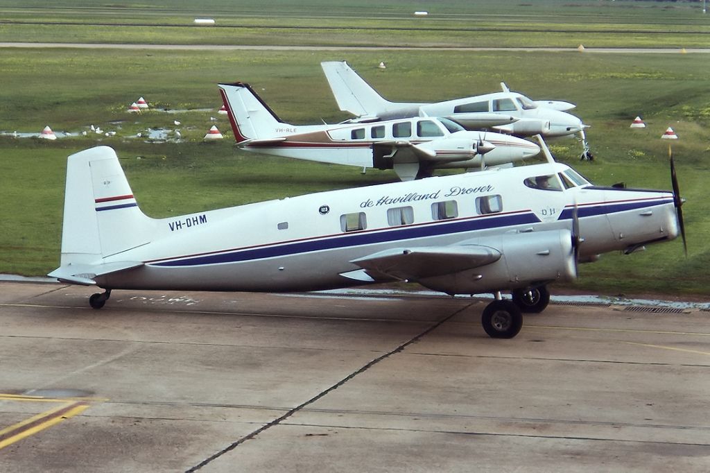 DE HAVILLAND AUSTRALIA Drover (VH-DHM) - DE HAVILLAND AUSTRALIA DHA-3 DROVER MK2 - REG : VH-DHM (CN 5020) - PARAFIELD ADELAIDE SA. AUSTRALIA - YPPF (14/8/1993)