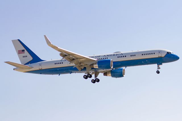 Boeing 757-200 (09-0016) - "Air Force One" about to land at John Wayne airport with the President on board.