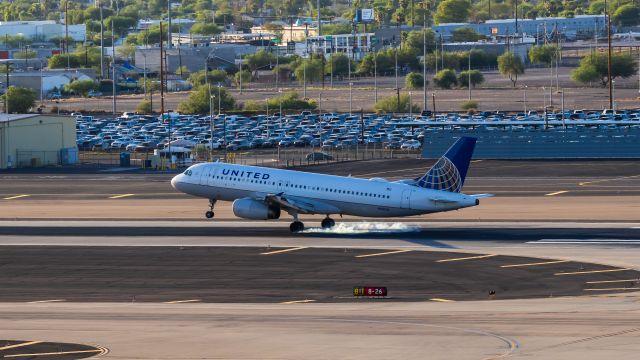 Airbus A320 (N461UA) - United Airlines A320 landing at PHX on 7/7/22. Taken with a Canon 850D and Rokinon 135mm f/2 lens.