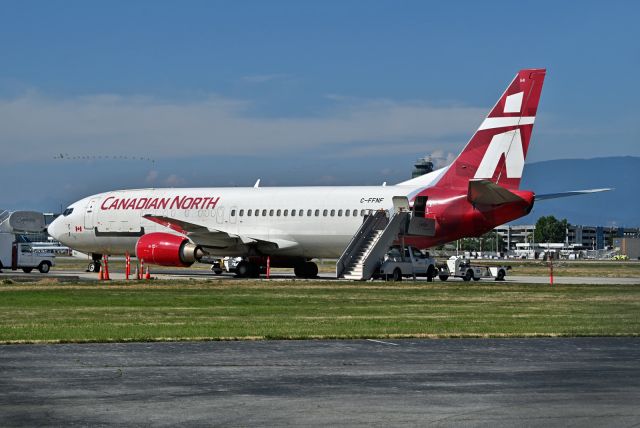 BOEING 737-400 (C-FFNF)