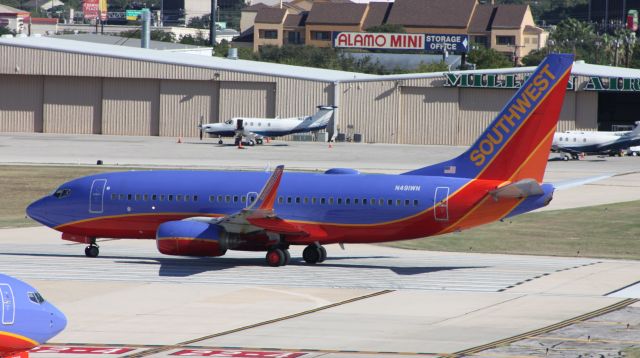 Boeing 737-700 (N491WN) - Lining up for departure on Runway 4.