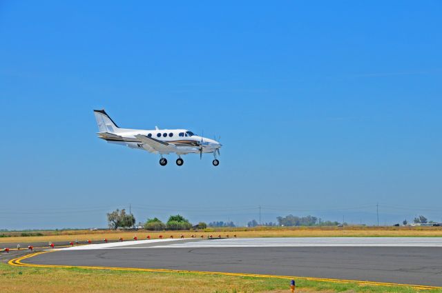 Beechcraft King Air 90 (N190SS) - N190SS Over-The-Threshold at KMCE