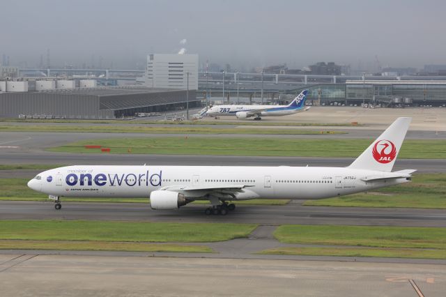 BOEING 777-300 (JA752J)