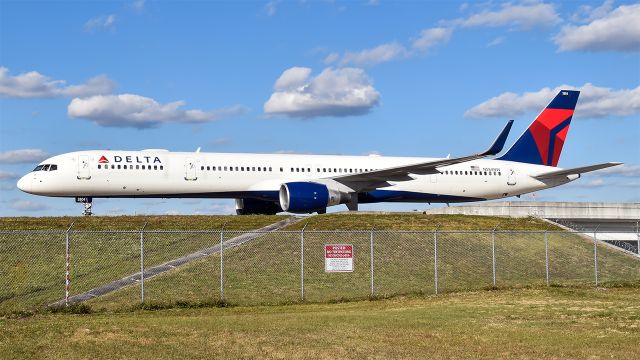 BOEING 757-300 (N584NW)