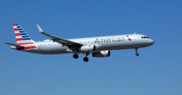 Airbus A321 (N997AA) - On final is this 2017 American Airlines Airbus A321-231 in the Spring of 2021.