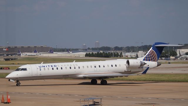 Canadair Regional Jet CRJ-700 (N779SK)