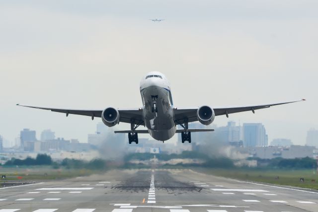 BOEING 777-300 (JA757A)