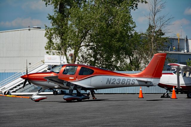 Cirrus SR-22 (N238RS) - Visiting CYHU in July 2022