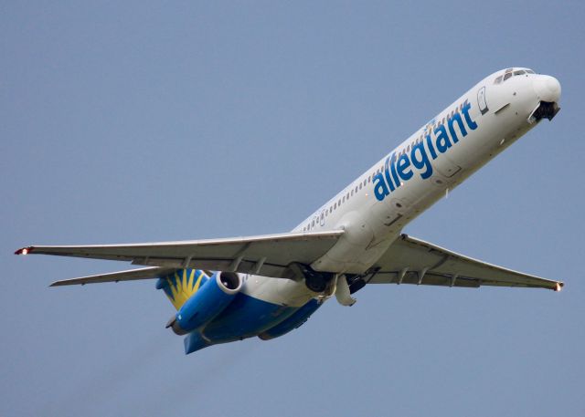 McDonnell Douglas MD-83 (N875GA) - At Shreveport Regional. Taking off in the pouring rain.