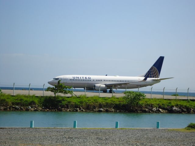 Boeing 737-700 (N12225)