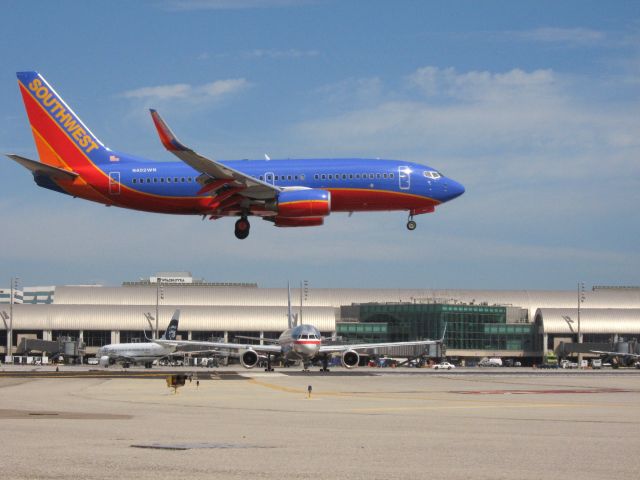 Boeing 737-700 (N402WN) - Landing on RWY 19R