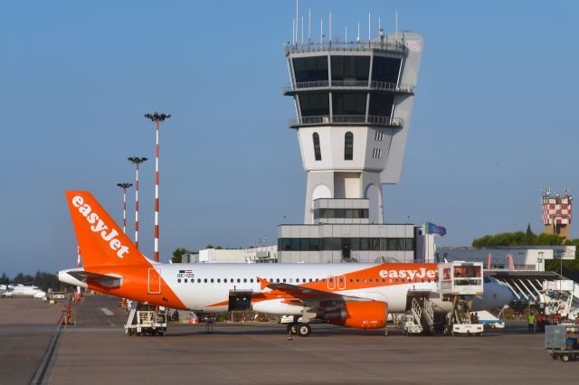 Airbus A320 (OE-IZD) - EasyJet Airbus A320-214 OE-IZD in Bari 