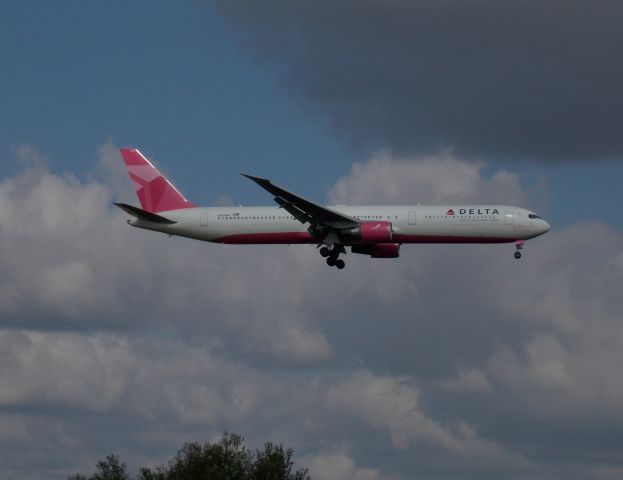 BOEING 767-400 (N845MH)