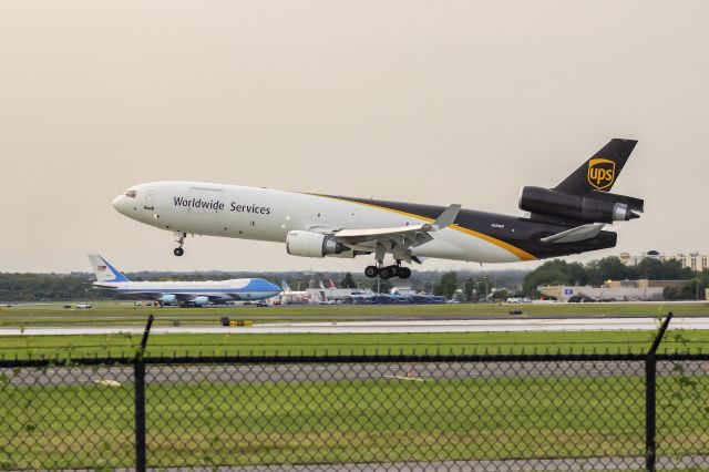 Boeing MD-11 (N254UP) - UPS flight 2194 from KSDF arrives at KPHL on the evening of September 15, 2020. The President of the United States was visiting Philadelphia that evening, as evidenced by SAM 28000 in the background.