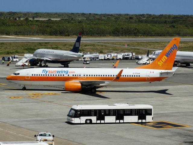 Boeing 737-800 (C-FTLK)