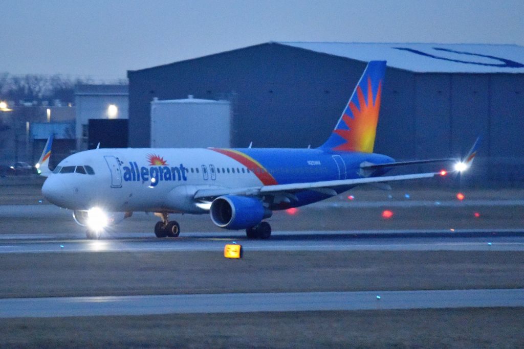 Airbus A320 (N251NV) - 12-21-22 rolling down 23-R