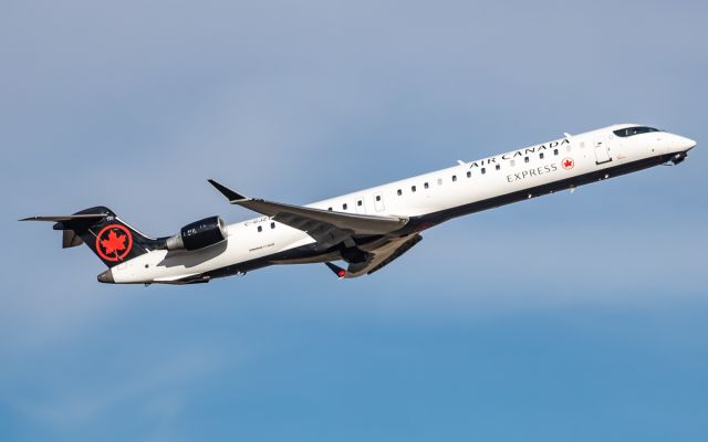Canadair Regional Jet CRJ-900 (C-GJZT)