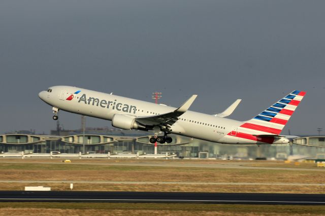 BOEING 767-300 (N342AN)