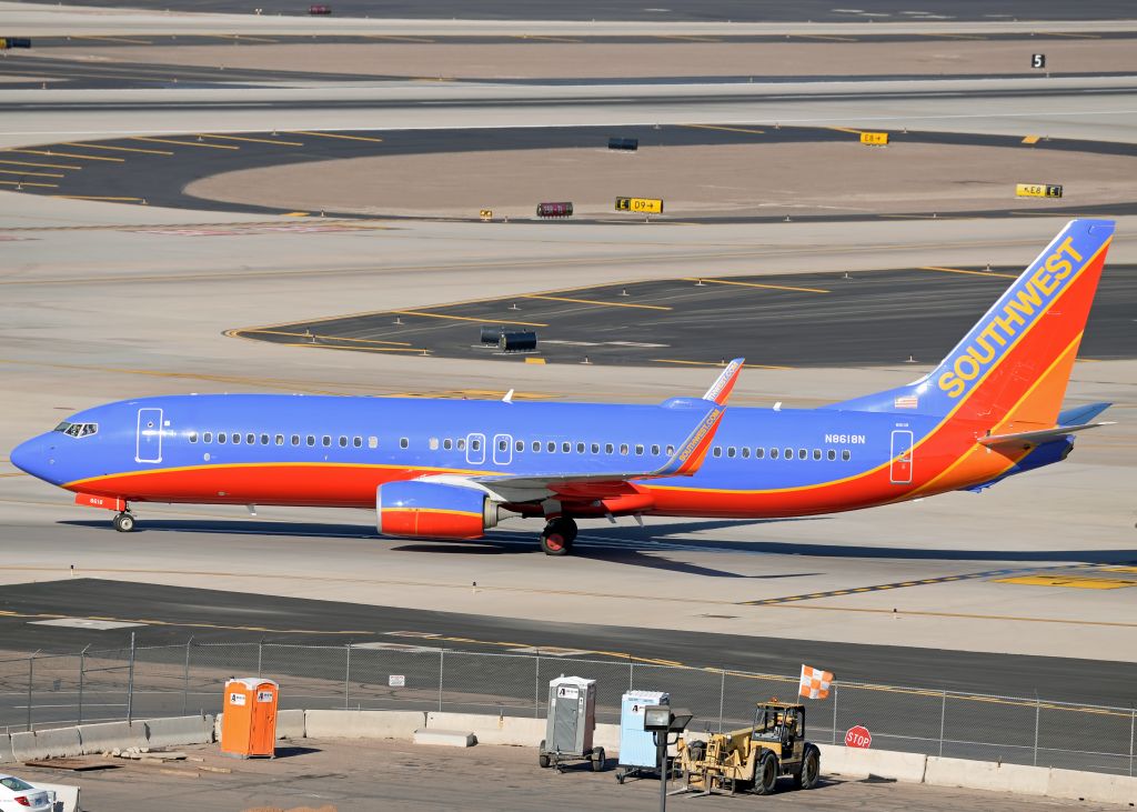 Boeing 737-800 (N8617N)
