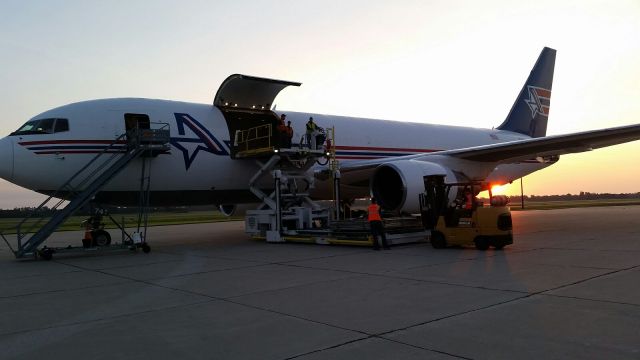 BOEING 767-200 (N741AX)