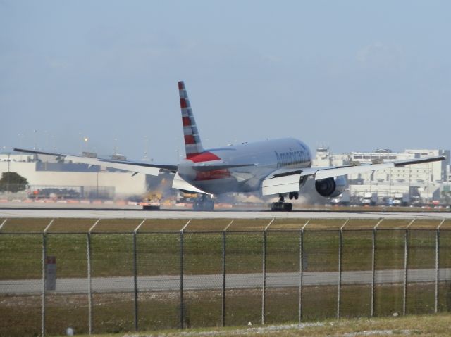 Boeing 777-200 (N758AN)