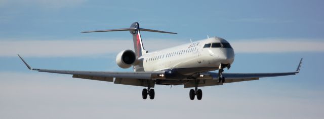 Canadair Regional Jet CRJ-900 (N548CA) - Landing on 35L.